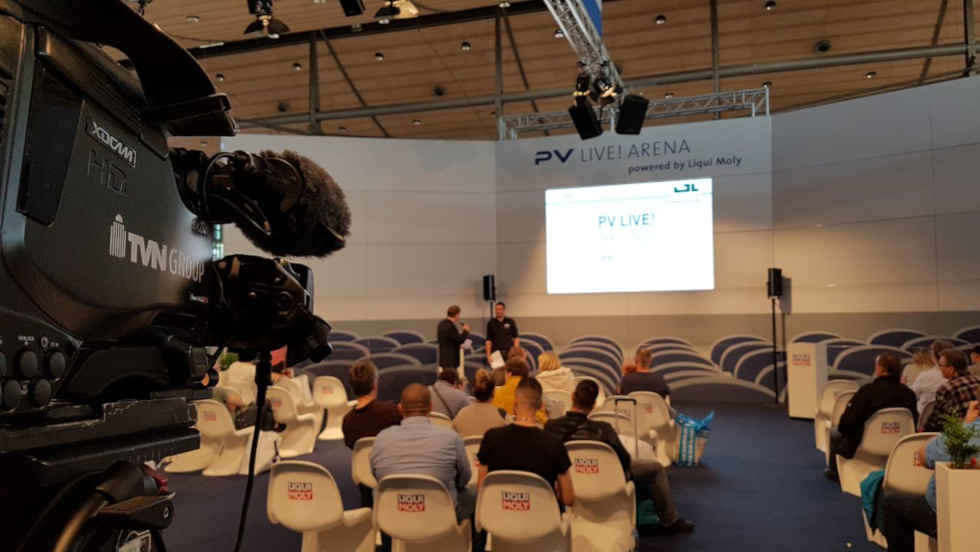 TVN-Kamera vor einer Bühne auf der PV-Live-Messe